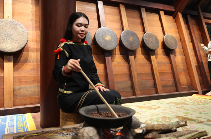 Rang cà phê bằng bếp củi là nét văn hóa đặc sặc của người Ê Đê.