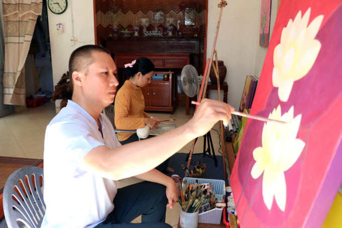 Những họa sĩ ở xã Hải Anh chủ yếu vẽ tranh sơn dầu với đa dạng các thể loại tranh khác nhau. Những họa sĩ ở xã Hải Anh chủ yếu vẽ tranh sơn dầu với đa dạng các thể loại tranh khác nhau.