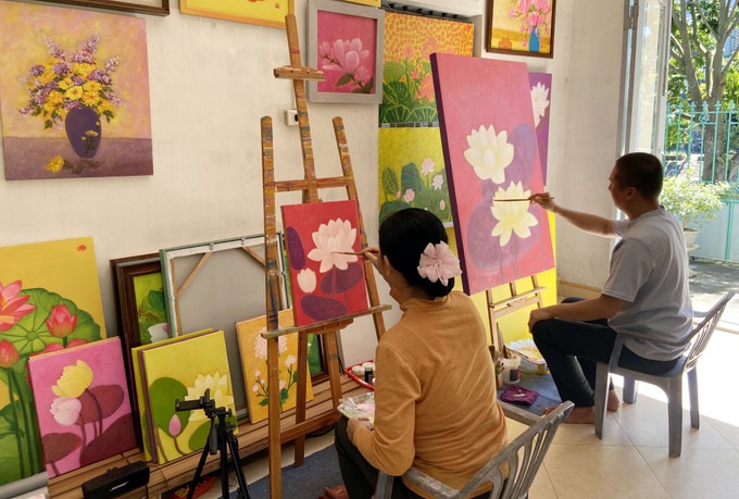 Nhiều người tìm đến xã Hải Anh để học vẽ tranh. lang-tranh-noi-xu-dao-ninh-binh-3.jpg