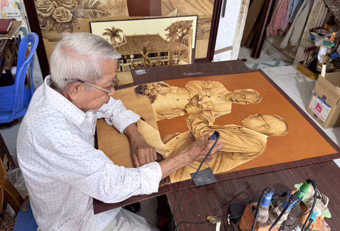 Nghệ nhân Võ Văn Tạng tái hiện chân dung Chủ tịch Hồ Chí Minh và Chủ tịch Tôn Đức Thắng trên chất liệu lá thốt nốt đặc trưng vùng Bảy Núi An Giang.