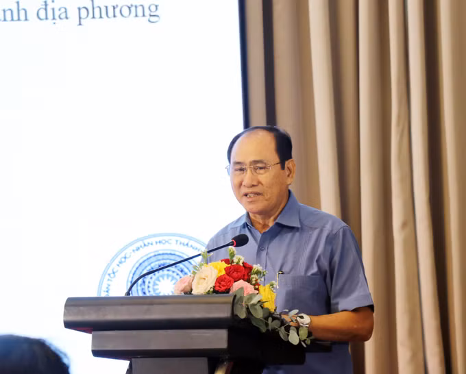 Tiến sĩ Phú Văn Hẳn, nguyên Phó Viện trưởng Viện Khao học xã hội vùng Nam Bộ phát biểu tham luận hội thảo. Ảnh: Công Thử/TTXVN