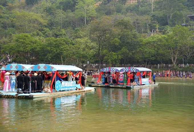 Văn nghệ sỹ hai bên tham gia hát đối trên sông.