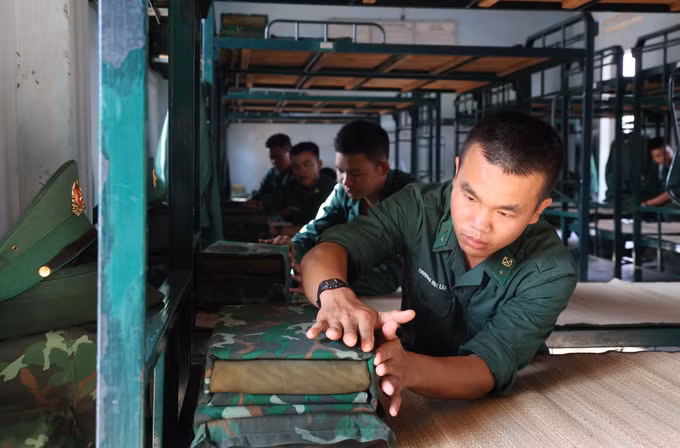 Các chiến sĩ mới duy trì nghiêm chế độ nội vụ, xây dựng tác phong chính quy tại Tiểu đoàn Huấn luyện - Cơ động (Ban Chỉ huy Bộ đội Biên phòng tỉnh Đắk Lắk).