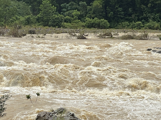 Do mưa lớn, mực nước ở các sông, suối của Quảng Ngãi dâng cao. Ảnh: Phạm Cường/TTXVN lu-cuon-troi.jpg