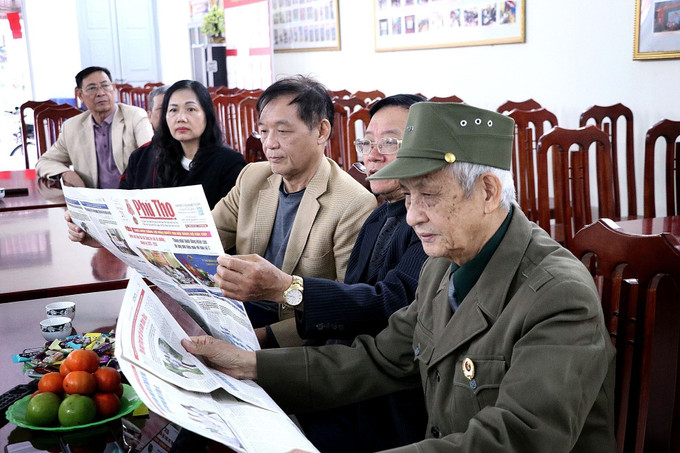 Người dân phường Hòa Bình (Phú Thọ) nghiên cứu thông tin Đại hội đại biểu toàn quốc lần thứ XIV của Đảng qua kênh báo chí.