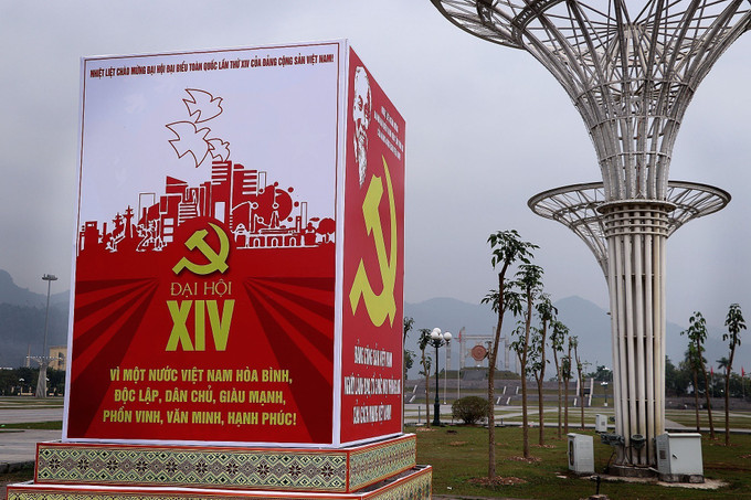 Các khẩu hiệu, băng rôn tuyên truyền về Đại hội đại biểu toàn quốc lần thứ XIV của Đảng tại quảng trường Hòa Bình.