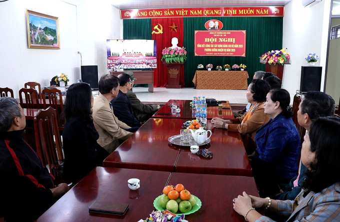 Người dân phường Hòa Bình (Phú Thọ) theo dõi truyền hình trực tiếp phiên khai mạc Đại hội đại biểu toàn quốc lần thứ XIV của Đảng.