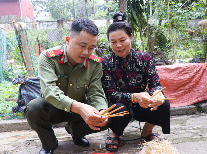 Thượng sỹ Giàng A Thắng hướng dẫn người bệnh vót đũa. Thượng sỹ Giàng A Thắng hướng dẫn người bệnh vót đũa.