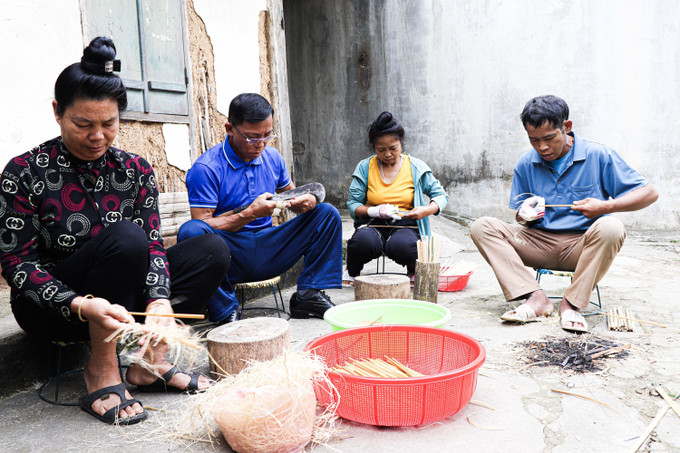 Mô hình "bó đũa yêu thương" giúp người bệnh ở "xóm chạy thận" vừa có việc làm, vừa có thêm kinh phí để chữa bệnh. Mô hình "bó đũa yêu thương" giúp người bệnh ở "xóm chạy thận" vừa có việc làm, vừa có thêm kinh phí để chữa bệnh.