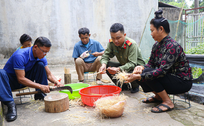 Thượng sỹ Giàng A Thắng hướng dẫn người bệnh tham gia vót đũa. Thượng sỹ Giàng A Thắng hướng dẫn người bệnh tham gia vót đũa.