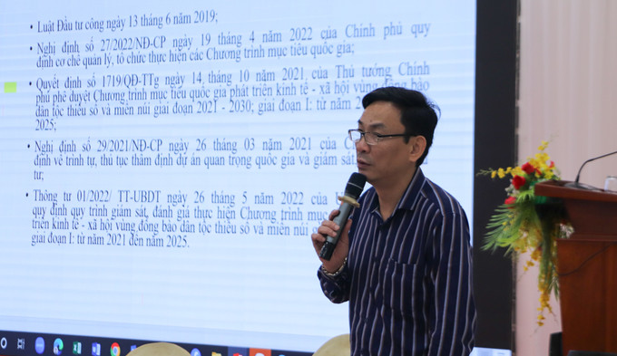 Báo cáo viên trình bày chuyên đề tại Hội nghị.