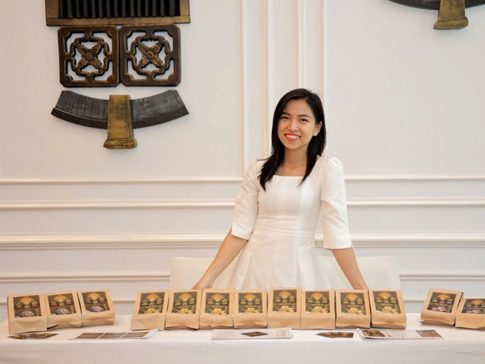 Chị Trần Mạc Vân Anh ở phường Chơn Thành (tỉnh Đồng Nai) cùng dòng sản phẩm Thanh Dinh Dưỡng được cải tiến từ món “Bánh cốm gạo thủ công truyền thống”. phu-nu-khoi-nghiep-sang-tao-2.jpg
