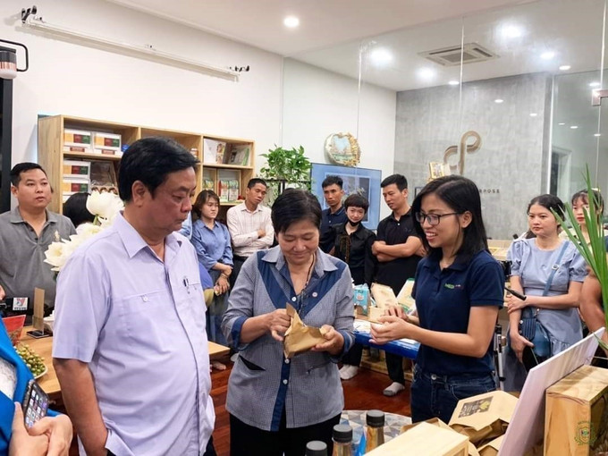 Chị Trần Mạc Vân Anh (đầu tiên, phải sang) giới thiệu cho khách hàng dòng sản phẩm Thanh Dinh Dưỡng được cải tiến từ món “Bánh cốm gạo thủ công truyền thống”. Chị Trần Mạc Vân Anh (đầu tiên, phải sang) giới thiệu cho khách hàng dòng sản phẩm Thanh Dinh Dưỡng được cải tiến từ món “Bánh cốm gạo thủ công truyền thống”.