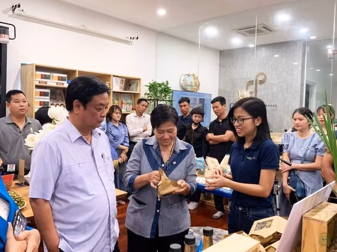 Chị Trần Mạc Vân Anh (đầu tiên, phải sang) giới thiệu cho khách hàng dòng sản phẩm Thanh Dinh Dưỡng được cải tiến từ món “Bánh cốm gạo thủ công truyền thống”.