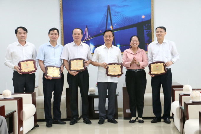 Phó Chủ tịch Ủy ban MTTQ Việt Nam tỉnh Bến Tre Đặng Thị Phượng trao biểu trưng tri ân tấm lòng vàng cho Ủy ban MTTQ Việt Nam tỉnh Bắc Giang. Phó Chủ tịch Ủy ban MTTQ Việt Nam tỉnh Bến Tre Đặng Thị Phượng trao biểu trưng tri ân tấm lòng vàng cho Ủy ban MTTQ Việt Nam tỉnh Bắc Giang.