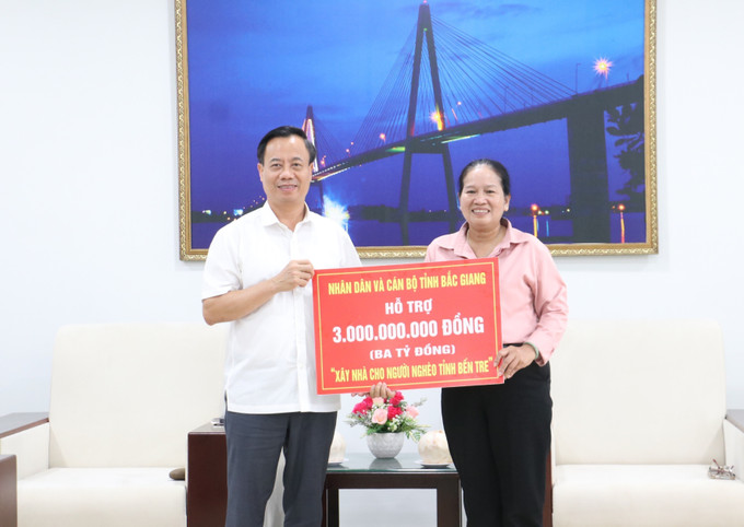 Chủ tịch Ủy ban MTTQ Việt Nam tỉnh Bắc Giang Đinh Đức Cảnh trao tặng Ủy ban MTTQ Việt Nam tỉnh Bến Tre bảng tượng trưng 3 tỷ đồng, để xây dựng 50 căn nhà Đại đoàn kết cho các hộ khó khăn về nhà ở tại tỉnh Bến Tre. bac-giang-ho-tro-ben-tre-1.jpg