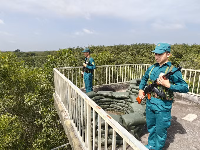 Lực lượng Chốt dân quân thường trực biên giới Thanh Hòa (thuộc Ban Chỉ huy quân sự xã Thiện Hưng) trực tại chốt thuộc khu dân cư biên giới.