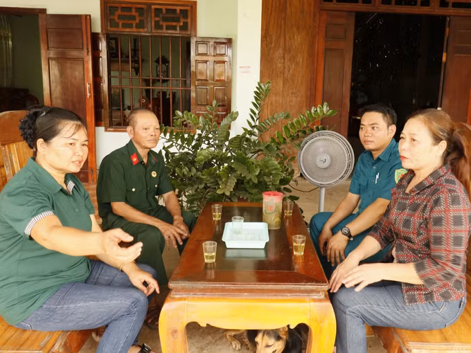 Người dân được lực lượng chốt dân quân và tổ an ninh tuyên truyền giữ gìn an ninh, trật tự vùng biên.