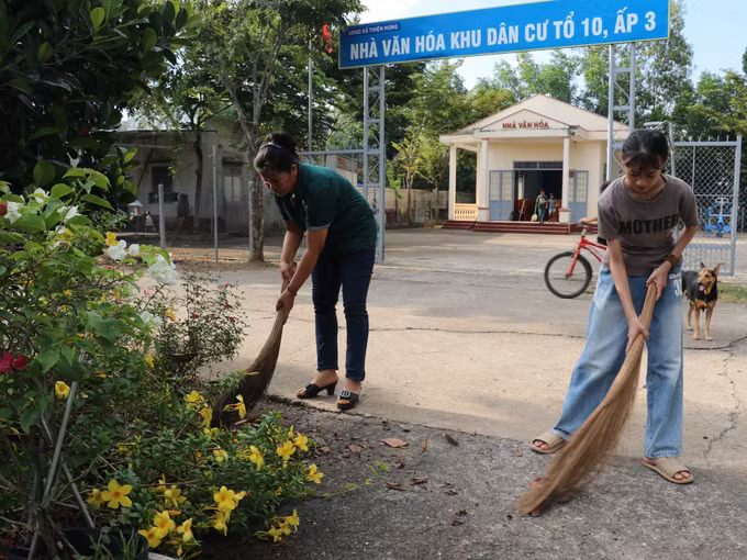 Người dân cùng nhau dọn vệ sinh đường nông thôn khu dân cư biên giới tổ 10, thôn Đoàn Kết, xã Thiện Hưng, thành phố Đồng Nai.