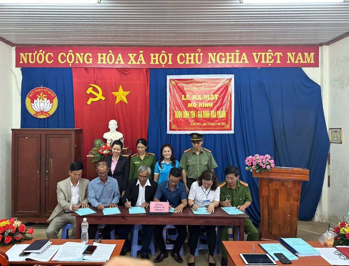 Các thành viên trong Họ đạo ở buôn B’laosire ký giao ước thi đua trong ngày mô hình “Họ đạo bình yên - gia đình hòa thuận” ra mắt. Ảnh TTXVN phát Các thành viên trong Họ đạo ở buôn B’laosire ký giao ước thi đua trong ngày mô hình “Họ đạo bình yên - gia đình hòa thuận” ra mắt. Ảnh TTXVN phát