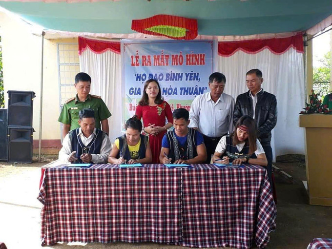 Đồng bào ở buôn B’laosire ký giao ước trong ngày mô hình “Họ đạo bình yên - gia đình hòa thuận” ra mắt. Ảnh: TTXVN phát Đồng bào ở buôn B’laosire ký giao ước trong ngày mô hình “Họ đạo bình yên - gia đình hòa thuận” ra mắt. Ảnh: TTXVN phát