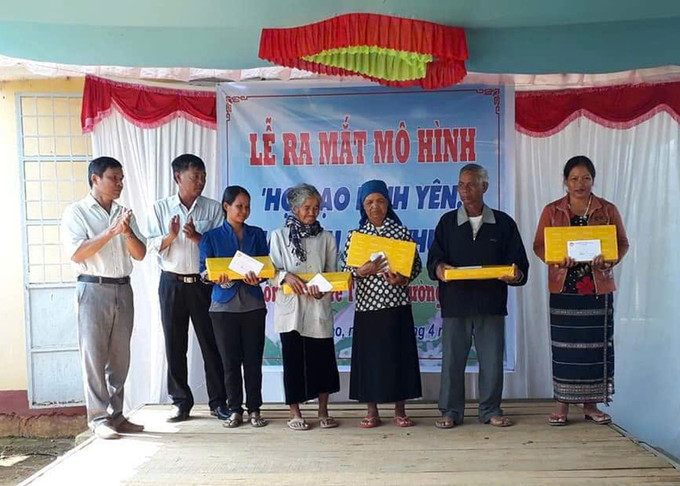 Các thành viên trong mô hình “Họ đạo bình yên - Gia đình hạnh phúc” ở buôn B’laosire đóng góp, giúp đỡ các hộ nghèo trong Họ đạo. Ảnh: TTXVN phát ho-dao-binh-yen.jpg