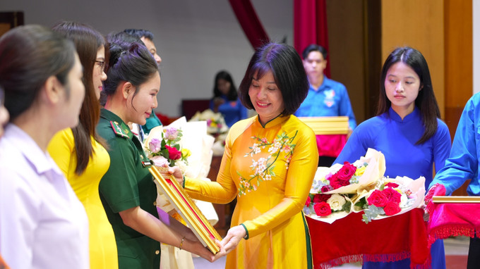 Đồng chí Nguyễn Thị Xuân Hương, Trưởng Ban Tuyên giáo và Dân vận Tỉnh ủy Tây Ninh tặng Bằng khen của Chủ tịch UBND tỉnh Tây Ninh cho các cá nhân có thành tích tiêu biểu trong học tập và làm theo Bác. Ảnh: Minh Phú/TTXVN chi-thi-05-yen-bai-1.jpg