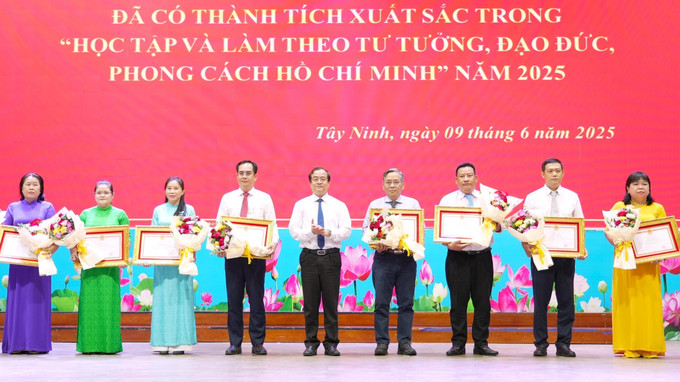 Quyền Chủ tịch UBND tỉnh Tây Ninh Nguyễn Hồng Thanh tặng Bằng khen của Chủ tịch UBND tỉnh Tây Ninh cho các tập thể, cá nhân có thành tích xuất sắc. Ảnh: Minh Phú/TTXVN Quyền Chủ tịch UBND tỉnh Tây Ninh Nguyễn Hồng Thanh tặng Bằng khen của Chủ tịch UBND tỉnh Tây Ninh cho các tập thể, cá nhân có thành tích xuất sắc. Ảnh: Minh Phú/TTXVN