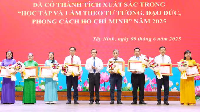 Quyền Chủ tịch UBND tỉnh Tây Ninh Nguyễn Hồng Thanh tặng Bằng khen của Chủ tịch UBND tỉnh Tây Ninh cho các tập thể, cá nhân có thành tích xuất sắc. Ảnh: Minh Phú/TTXVN