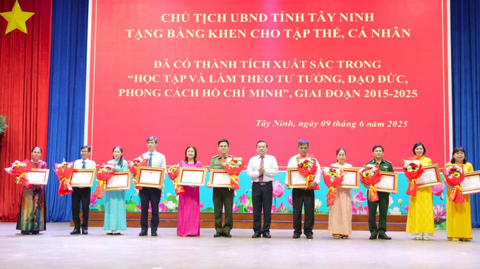 Phó Bí thư Thường trực Tỉnh ủy, Trưởng đoàn Đại biểu Quốc hội tỉnh Tây Ninh Phạm Hùng Thái trao Bằng khen của Chủ tịch UBND tỉnh Tây Ninh cho các tập thể, cá nhân có thành tích tiêu biểu trong học tập và làm theo Bác. Ảnh: Minh Phú/TTXVN Phó Bí thư Thường trực Tỉnh ủy, Trưởng đoàn Đại biểu Quốc hội tỉnh Tây Ninh Phạm Hùng Thái trao Bằng khen của Chủ tịch UBND tỉnh Tây Ninh cho các tập thể, cá nhân có thành tích tiêu biểu trong học tập và làm theo Bác. Ảnh: Minh Phú/TTXVN
