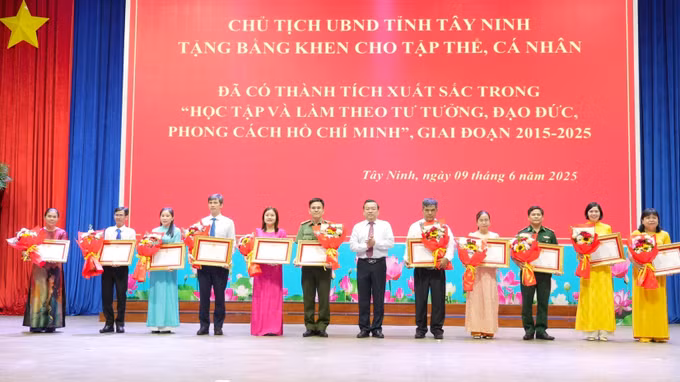 Phó Bí thư Thường trực Tỉnh ủy, Trưởng đoàn Đại biểu Quốc hội tỉnh Tây Ninh Phạm Hùng Thái trao Bằng khen của Chủ tịch UBND tỉnh Tây Ninh cho các tập thể, cá nhân có thành tích tiêu biểu trong học tập và làm theo Bác. Ảnh: Minh Phú/TTXVN