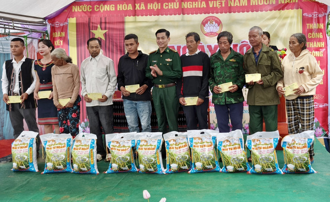 Đại tá Hoàng Văn Mẫn, Chính ủy Bộ đội Biên phòng thành phố Đà Nẵng tặng quà cho người dân có hoàn cảnh khó khăn xã Đắc Pring. Ảnh: Quốc Dũng/TTXVN