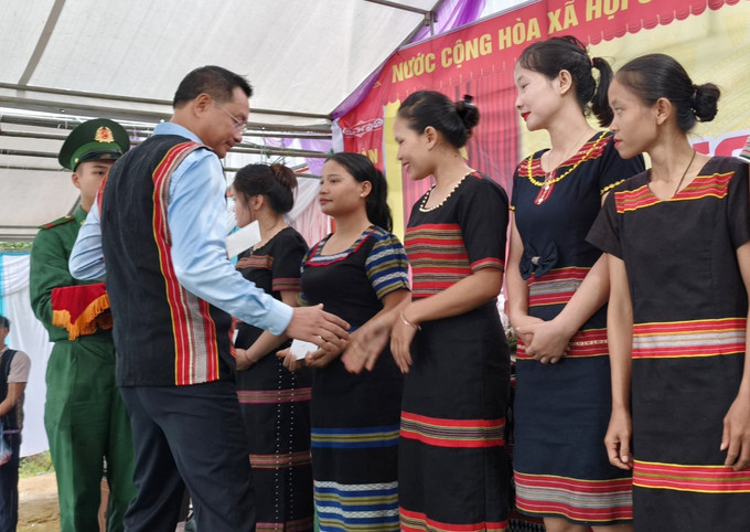 Bí thư Thành ủy Đà Nẵng Lê Ngọc Quang tặng quà cho người dân Gié Triêng, xã Đắc Pring. Ảnh: Quốc Dũng/TTXVN