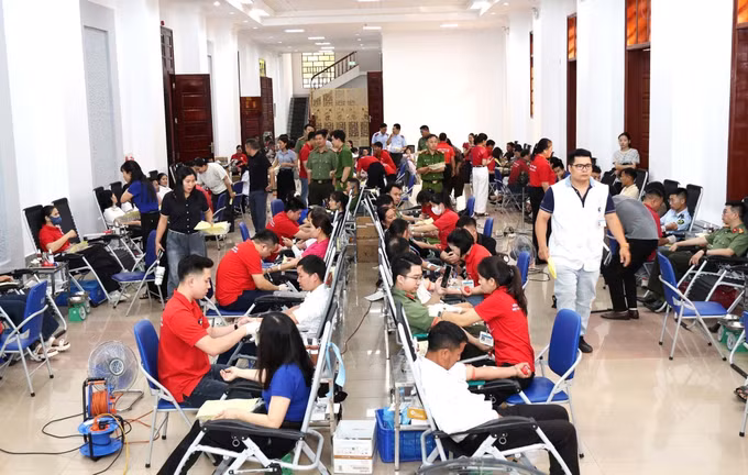 Đông đảo người dân, đoàn viên, thanh niên, các lực lượng vũ trang tham gia hiến máu.