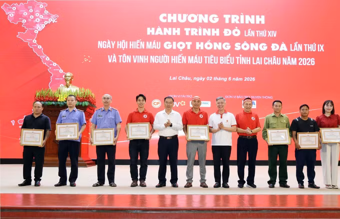 Trao Giấy khen cho tình nguyện viên có thành tích tiêu biểu tham gia hiến máu.