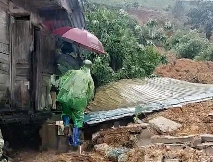 Căn nhà trên địa bàn xã Yang Mao bị đất đá sạt lở vùi lấp hoàn toàn. Ảnh: TTXVN phát