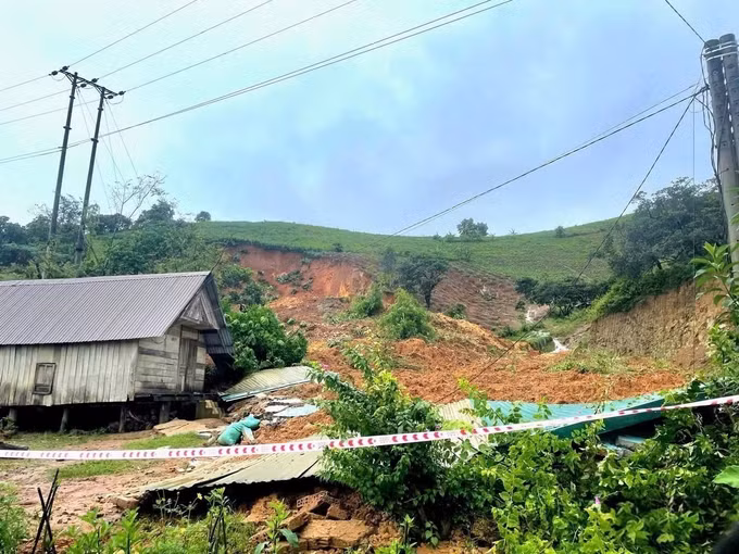 Chính quyền địa phương căng dây cảnh báo, ngăn người dân qua lại khu vực nguy hiểm. Ảnh: TTXVN phát