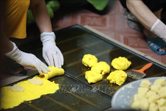 Nhân đỗ được bọc bởi "tấm áo" bột nếp vàng óng.