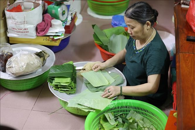 Lá được rửa sạch, lau khô trước khi gói bánh.