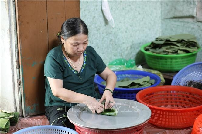 Bánh được gói theo nguyên tắc trong lá chuối, ngoài lá dong.