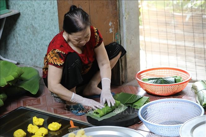 Bánh được gói theo nguyên tắc trong lá chuối, ngoài lá dong.