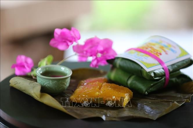 Những cặp bánh phu thê buộc lạt giang xinh xắn nằm gọn trong lá xanh, như những lời chúc bình an được gói ghém cẩn thận.