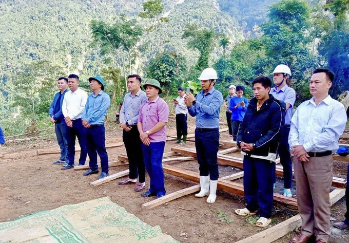 Đại diện lãnh đạo cấp ủy, chính quyền địa phương, đơn vị thi công và ban quản lý bản cùng người dân dự và chứng kiến lễ động thổ Khởi công Dự án Khu tái định cư tập trung tại bản Phá Mựt. Ảnh: TTXVN phát