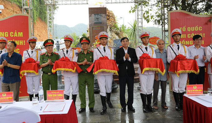 Các đại biểu dự Lễ cắt băng khánh thành Khu tưởng niệm. liet-si-pham-van-cuong-3.jpg