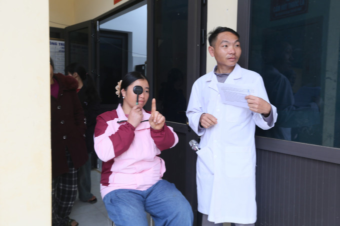 Đo thị lực cho nhân dân xã Lóng Phiêng.