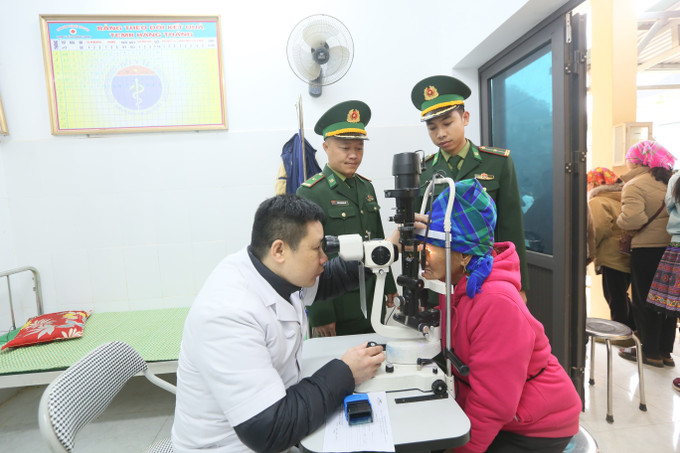 Khám mắt cho nhân dân xã Lóng Phiêng.