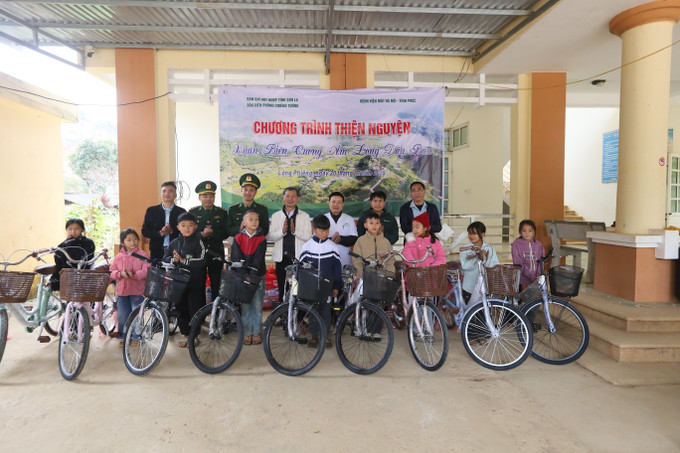 Trao tặng xe đạp cho các em học sinh Trường Tiểu học Chiềng Tương, xã Lóng Phiêng có hoàn cảnh khó khăn vượt khó vươn lên trong học tập.