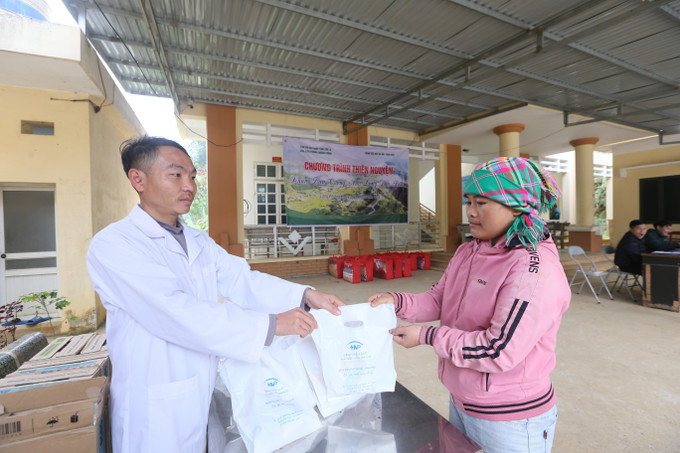Phát thuốc miễn phí cho nhân dân xã Lóng Phiêng.