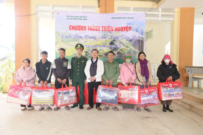 Trao tặng chăn ấm cho nhân dân xã Lóng Phiêng.