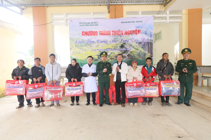 Trao tặng chăn ấm cho nhân dân xã Lóng Phiêng.